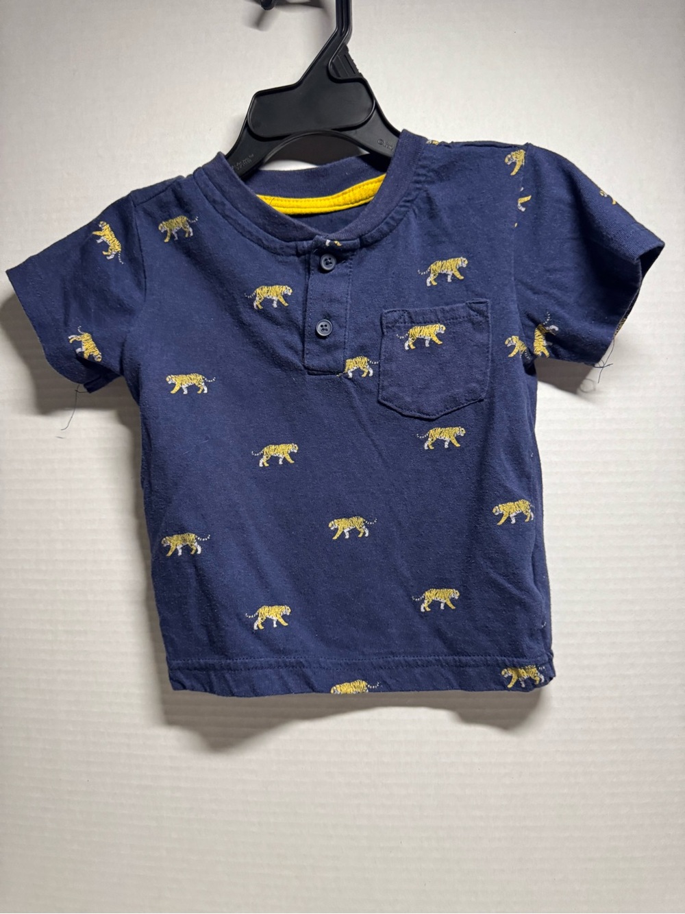Short-Sleeve Navy Henley Tee with Yellow Tiger Print for Kids